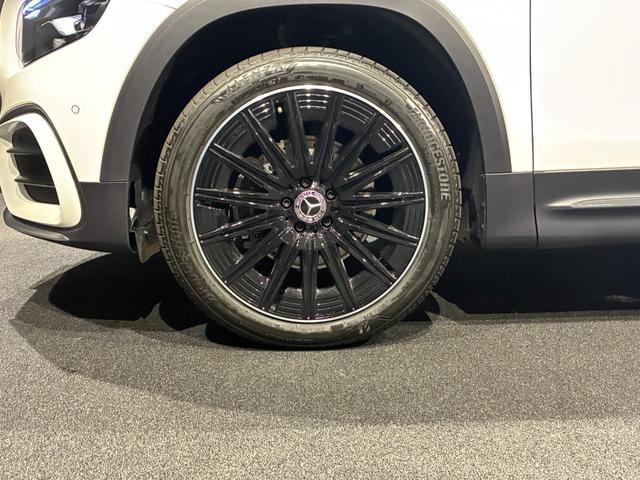 ＧＬＢ ＧＬＢ２００ｄ　４マチック　アーバンスターズ　パノラミックスライディングルーフ　本革シート　２０インチＡＭＧアルミホイール　６４色アンビエントライト　３６０°カメラ　フットトランクオープナー　ＡＭＧライン　ＭＢＵＸ　ＡＲナビ（13枚目）