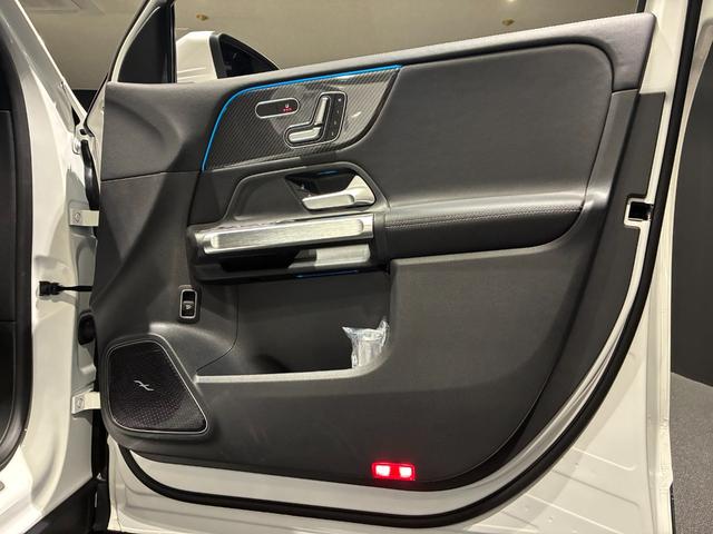 ＧＬＢ ＧＬＢ２００ｄ　４マチック　アーバンスターズ　パノラミックスライディングルーフ　本革シート　２０インチＡＭＧアルミホイール　６４色アンビエントライト　３６０°カメラ　フットトランクオープナー　ＡＭＧライン　ＭＢＵＸ　ＡＲナビ（16枚目）