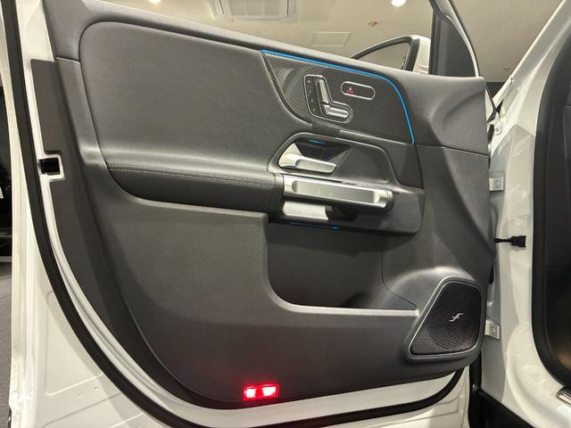 ＧＬＢ ＧＬＢ２００ｄ　４マチック　アーバンスターズ　パノラミックスライディングルーフ　本革シート　２０インチＡＭＧアルミホイール　６４色アンビエントライト　３６０°カメラ　フットトランクオープナー　ＡＭＧライン　ＭＢＵＸ　ＡＲナビ（23枚目）