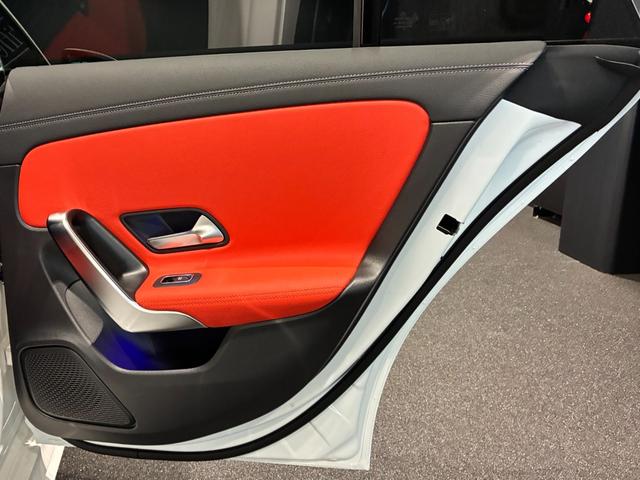 ＣＬＡクラス シューティングブレーク ＣＬＡ２００ｄシューティングブレークアーバンスターズ　本革シート（レッドペッパーブラック）　マルチビームＬＥＤヘッドライト　３６０°カメラシステム　スポーティエンジンサウンド　フットトランクオープナー　１９インチＡＭＧブラックアルミホイール　ＭＢＵＸ（19枚目）