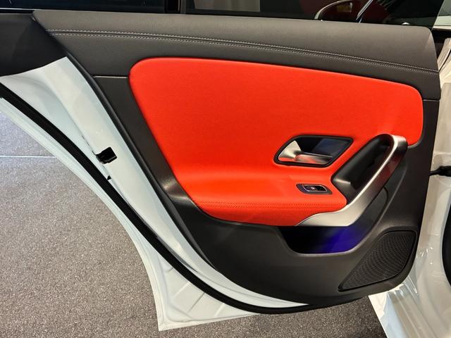 ＣＬＡクラス シューティングブレーク ＣＬＡ２００ｄシューティングブレークアーバンスターズ　本革シート（レッドペッパーブラック）　マルチビームＬＥＤヘッドライト　３６０°カメラシステム　スポーティエンジンサウンド　フットトランクオープナー　１９インチＡＭＧブラックアルミホイール　ＭＢＵＸ（21枚目）