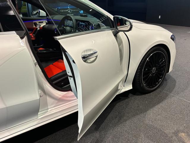 ＣＬＡクラス シューティングブレーク ＣＬＡ２００ｄシューティングブレークアーバンスターズ　本革シート（レッドペッパーブラック）　マルチビームＬＥＤヘッドライト　３６０°カメラシステム　スポーティエンジンサウンド　フットトランクオープナー　１９インチＡＭＧブラックアルミホイール　ＭＢＵＸ（25枚目）