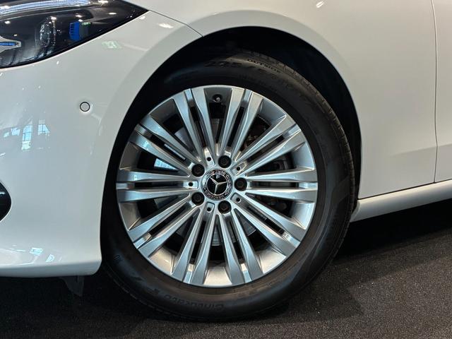 Ｃクラスステーションワゴン Ｃ２００ステーションワゴン　アバンギャルド　ベーシックパッケージ　ヘッドアップディスプレイ　ＭＢＵＸ　ＡＲナビゲーション　３６０°カメラ　アバンギャルドラインエクステリア＆インテリア　１７インチアルミ　前席シートヒーター　アダプティブハイビーム（11枚目）