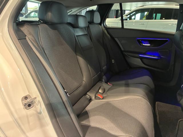 Ｃクラスステーションワゴン Ｃ２００ステーションワゴン　アバンギャルド　ベーシックパッケージ　ヘッドアップディスプレイ　ＭＢＵＸ　ＡＲナビゲーション　３６０°カメラ　アバンギャルドラインエクステリア＆インテリア　１７インチアルミ　前席シートヒーター　アダプティブハイビーム（17枚目）