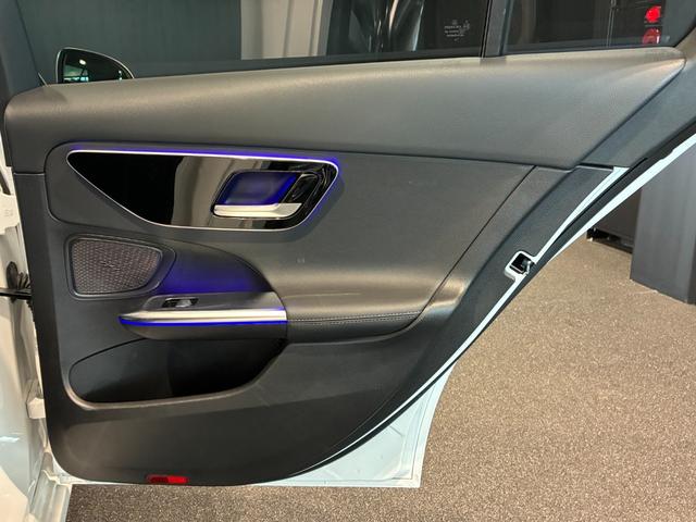 Ｃクラスステーションワゴン Ｃ２００ステーションワゴン　アバンギャルド　ベーシックパッケージ　ヘッドアップディスプレイ　ＭＢＵＸ　ＡＲナビゲーション　３６０°カメラ　アバンギャルドラインエクステリア＆インテリア　１７インチアルミ　前席シートヒーター　アダプティブハイビーム（19枚目）