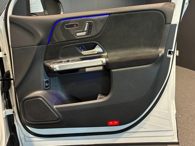 GLB GLB200d 4マチック AMGラインパッケージ パノラミックスライディングルーフ 19インチAMGアルミホイール スポーツシートレザーARTICO カーボン調インテリアトリム マルチビームLEDヘッドライト MBUXナビゲーション(16枚目)