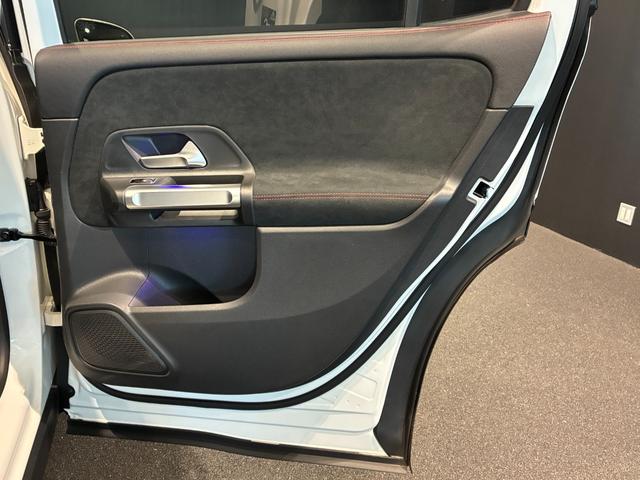 GLB GLB200d 4マチック AMGラインパッケージ パノラミックスライディングルーフ 19インチAMGアルミホイール スポーツシートレザーARTICO カーボン調インテリアトリム マルチビームLEDヘッドライト MBUXナビゲーション(19枚目)