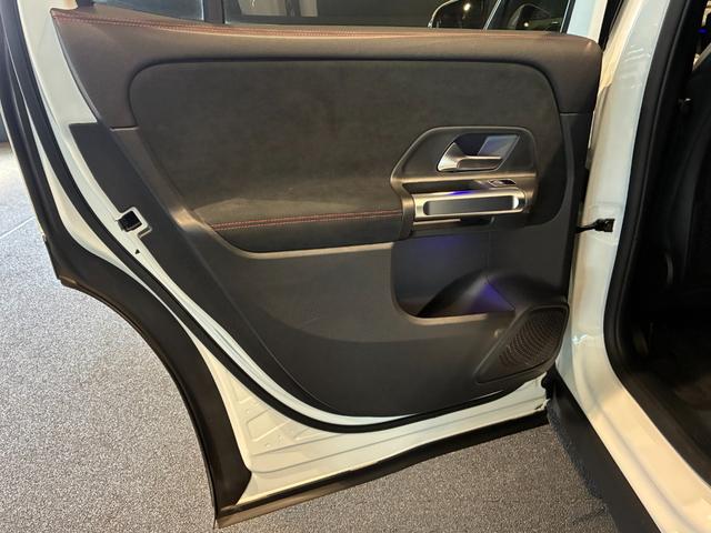 GLB GLB200d 4マチック AMGラインパッケージ パノラミックスライディングルーフ 19インチAMGアルミホイール スポーツシートレザーARTICO カーボン調インテリアトリム マルチビームLEDヘッドライト MBUXナビゲーション(21枚目)