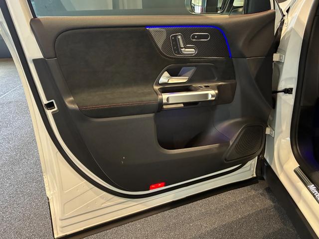 GLB GLB200d 4マチック AMGラインパッケージ パノラミックスライディングルーフ 19インチAMGアルミホイール スポーツシートレザーARTICO カーボン調インテリアトリム マルチビームLEDヘッドライト MBUXナビゲーション(23枚目)