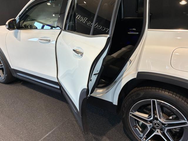 GLB GLB200d 4マチック AMGラインパッケージ パノラミックスライディングルーフ 19インチAMGアルミホイール スポーツシートレザーARTICO カーボン調インテリアトリム マルチビームLEDヘッドライト MBUXナビゲーション(29枚目)