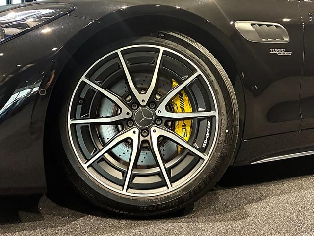 ＧＴ ４３　クーペ　ＡＭＧドライビングパッケージ　ヘッドアップディスプレイ　ホワイトレザー（ダイヤモンドステッチ）　リアアクスルステアリング　イエローキャリパー　可変式リアウイングスポイラー　ＭＢＵＸ（9枚目）