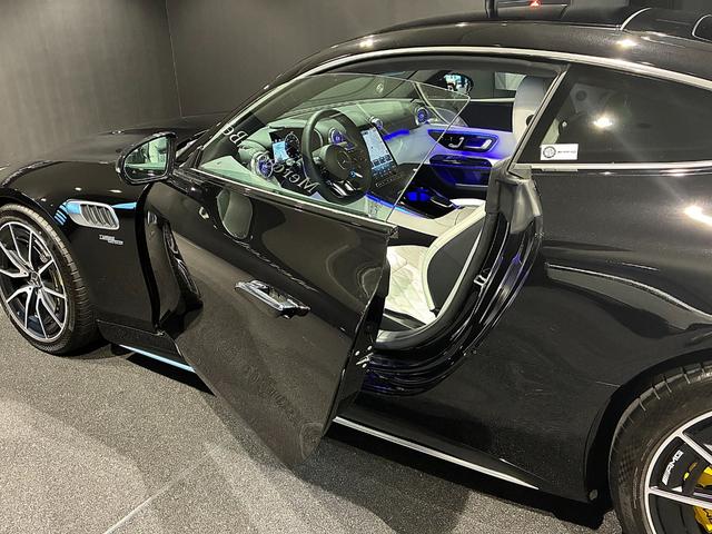 ＧＴ ４３　クーペ　ＡＭＧドライビングパッケージ　ヘッドアップディスプレイ　ホワイトレザー（ダイヤモンドステッチ）　リアアクスルステアリング　イエローキャリパー　可変式リアウイングスポイラー　ＭＢＵＸ（23枚目）