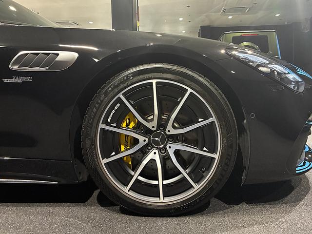 ＧＴ ４３　クーペ　ＡＭＧドライビングパッケージ　ヘッドアップディスプレイ　ホワイトレザー（ダイヤモンドステッチ）　リアアクスルステアリング　イエローキャリパー　可変式リアウイングスポイラー　ＭＢＵＸ（49枚目）