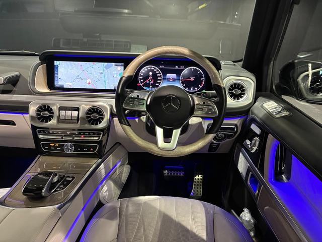 Gクラス G400d AMGライン マヌファクトゥーアエディション 電動サイドステップ ナイトパッケージ ガラススライディングルーフ Burmesterサラウンドサウンドシステム ツートン内装(プラチナホワイト/ブラック)(12枚目)