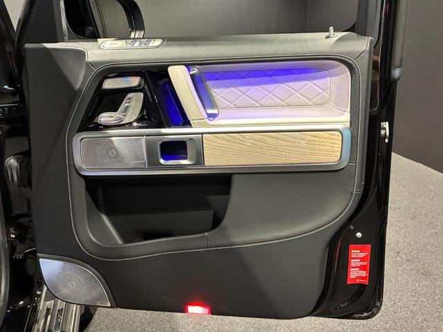 Gクラス G400d AMGライン マヌファクトゥーアエディション 電動サイドステップ ナイトパッケージ ガラススライディングルーフ Burmesterサラウンドサウンドシステム ツートン内装(プラチナホワイト/ブラック)(16枚目)