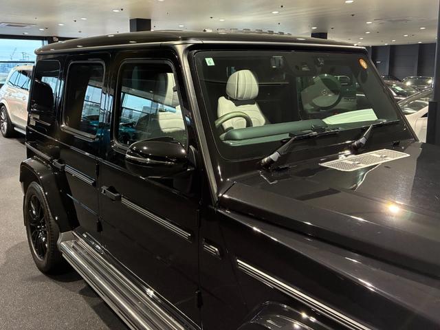 Gクラス G400d AMGライン マヌファクトゥーアエディション 電動サイドステップ ナイトパッケージ ガラススライディングルーフ Burmesterサラウンドサウンドシステム ツートン内装(プラチナホワイト/ブラック)(24枚目)