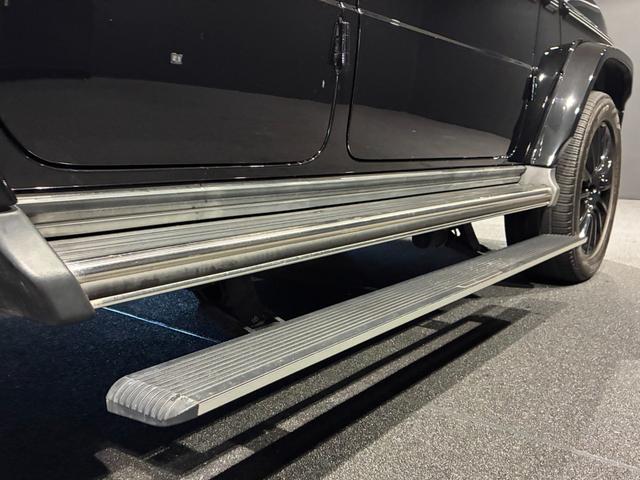 Gクラス G400d AMGライン マヌファクトゥーアエディション 電動サイドステップ ナイトパッケージ ガラススライディングルーフ Burmesterサラウンドサウンドシステム ツートン内装(プラチナホワイト/ブラック)(27枚目)