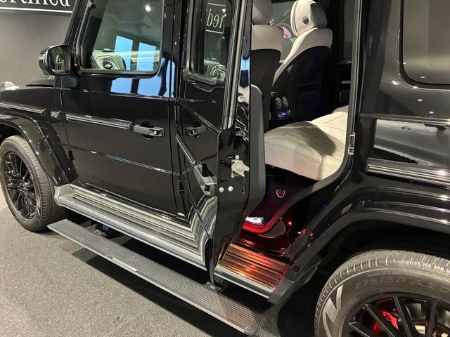 Gクラス G400d AMGライン マヌファクトゥーアエディション 電動サイドステップ ナイトパッケージ ガラススライディングルーフ Burmesterサラウンドサウンドシステム ツートン内装(プラチナホワイト/ブラック)(30枚目)