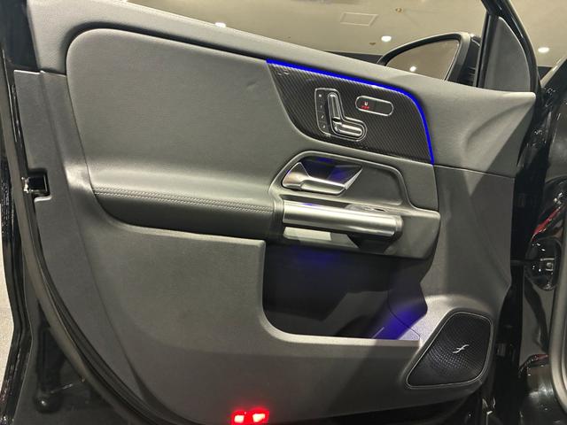 GLAクラス GLA200d 4マチック アーバンスターズ アドバンスドパッケージ ナイトパッケージ付 MBUX アンビエントライト64色(27枚目)