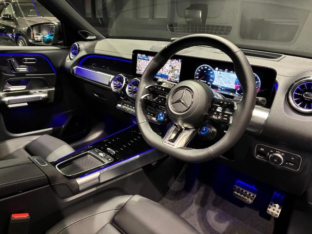 GLB GLB35 4マチック アドバンスドパッケージ 本革シート ヘッドアップディスプレイ パノラミックスライディングルーフ ブランドロゴプロジェクターライト Burmesterサラウンドサウンドシステム AMG20インチアルミ(12枚目)