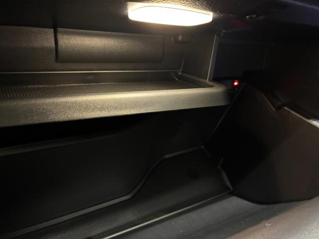 GLB GLB35 4マチック アドバンスドパッケージ 本革シート ヘッドアップディスプレイ パノラミックスライディングルーフ ブランドロゴプロジェクターライト Burmesterサラウンドサウンドシステム AMG20インチアルミ(32枚目)