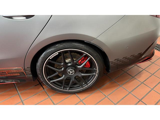 ＣＬＡクラス ＣＬＡ４５　Ｓ４マチック＋ストリートスタイルエデシン　１００台限定車　特別外装色　２年保証付　ＡＭＧエアロダイナミクスパッケージ　ＡＭＧエクステリアナイトパッケージＩＩ　リアウィング装着車（12枚目）