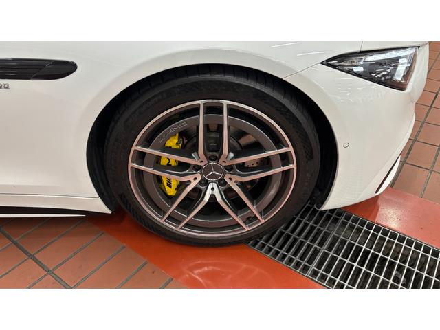 メルセデス・ベンツの定める厳しい基準をクリアしたお車のみをご案内させて頂きます。納車前整備はメーカー規定に基づき１００項目にも及ぶ点検を熟練のメカニックによって行いご納車させて頂きます。