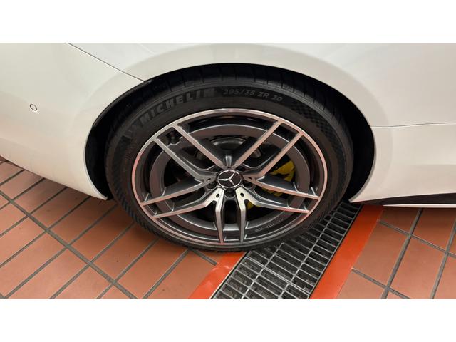 車両は屋内展示しておりますので天候に関係なくごゆっくりコンディションご確認頂けます。車両を屋内保管場へ移動している場合が御座いますのでご来店前に在庫確認頂けると幸いです。