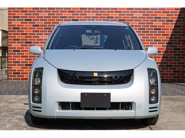 個性あふれるエクステリアデザイン。未来感を強調した縦４眼のライトユニットのインパクトが強烈なフロントデザイン。サイド＆リヤビューには２ＣＶ的なクラシカルなデザイン要素も共存する不思議な存在感。