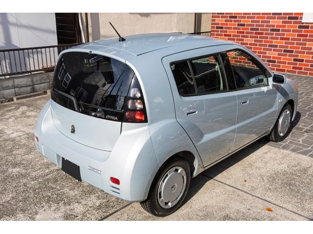 インテリアはブラック系を採用。ステアリング・センタークラスター・メーターの３連サークルデザインが個性的。