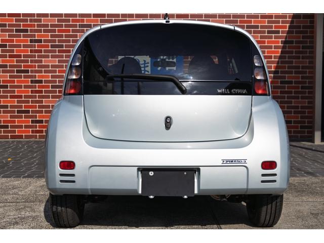 Ｇ－ＢＯＯＫと呼ばれるトヨタ製の通信機能付きナビが標準装備されるなど当時の小型車としては画期的な先進性を打ち出していた。見た目だけでなく、厚手のファブリックシートの掛け心地も良好で気分も上向く。