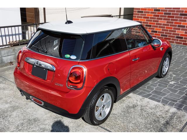 ＭＩＮＩ クーパー　６ＭＴ　２０１７年式　ＬＥＤヘッドライト　コンフォートアクセス　純正ナビ　アディショナルライト（4枚目）