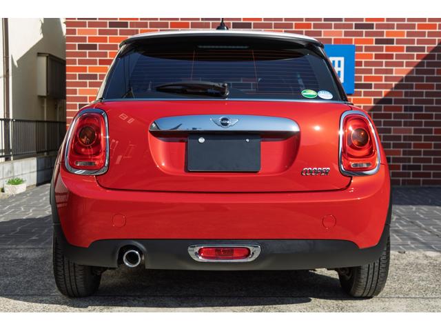 ＭＩＮＩ クーパー　６ＭＴ　２０１７年式　ＬＥＤヘッドライト　コンフォートアクセス　純正ナビ　アディショナルライト（5枚目）