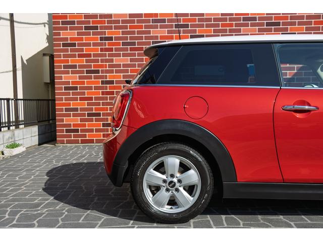 ＭＩＮＩ クーパー　６ＭＴ　２０１７年式　ＬＥＤヘッドライト　コンフォートアクセス　純正ナビ　アディショナルライト（8枚目）