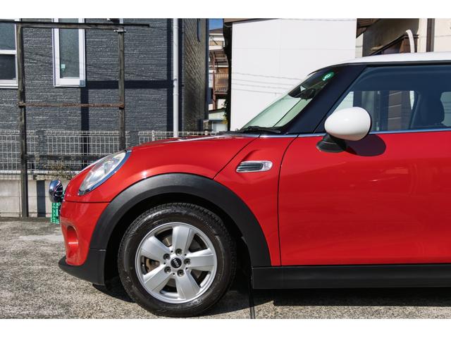 ＭＩＮＩ クーパー　６ＭＴ　２０１７年式　ＬＥＤヘッドライト　コンフォートアクセス　純正ナビ　アディショナルライト（10枚目）