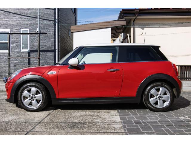ＭＩＮＩ クーパー　６ＭＴ　２０１７年式　ＬＥＤヘッドライト　コンフォートアクセス　純正ナビ　アディショナルライト（12枚目）