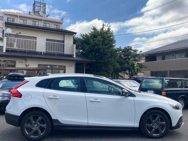 Ｖ４０ クロスカントリー　Ｔ５　ＡＷＤ　ブラック本革シート　ＡＣＣ　ブルートゥース対応　オートライト　キーレス　パーキングセンサー　ナビ　ＴＶ　ＥＴＣ　純正ホイール　保証付（8枚目）