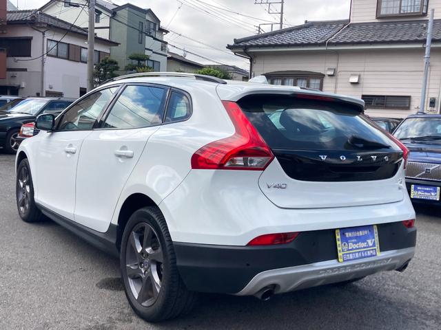 Ｖ４０ クロスカントリー　Ｔ５　ＡＷＤ　ブラック本革シート　ＡＣＣ　ブルートゥース対応　オートライト　キーレス　パーキングセンサー　ナビ　ＴＶ　ＥＴＣ　純正ホイール　保証付（11枚目）