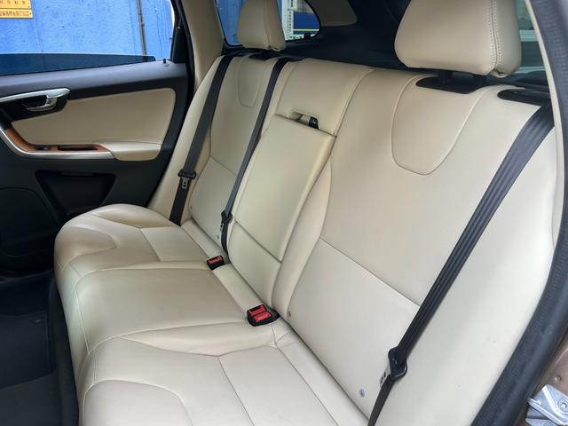 ＸＣ６０ Ｄ４　クラシック　パノラマサンルーフ　アイボリーレザーシート　フルセグＴＶ　ナビ　キセノンヘッドライト　ＡＣＣ　ブルートゥース対応　バックカメラ　パワーリアゲート　コーナーセンサー　シートヒーター　保証付（22枚目）