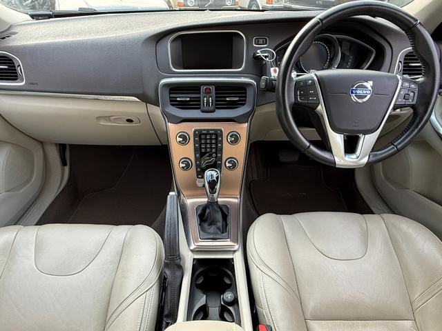 Ｖ４０ クロスカントリー　Ｔ５　ＡＷＤ　ＳＥ　ホワイトレザー　ＡＣＣ　ナビ　バックカメラ　パワーシート　シートヒーター　保証付（20枚目）