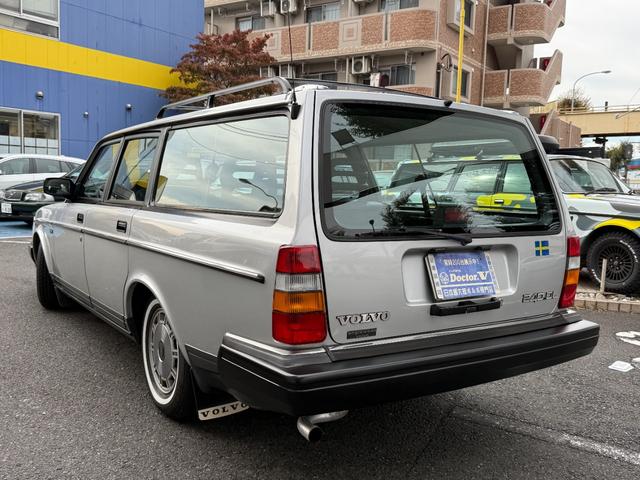 240ワゴン  DL 当店買取 左ハンドル 黒革 社外CDデッキ ETC ルーフラック ウッドパネル ホワイトリボンタイヤ シートヒーター ETC キーレス 保証付(9枚目)