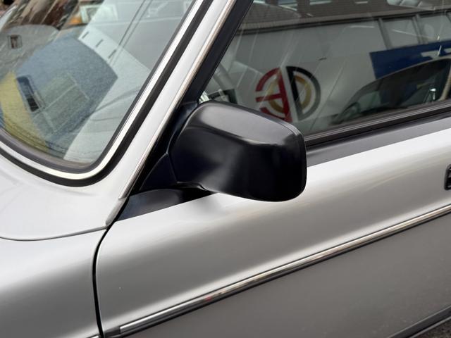 240ワゴン  DL 当店買取 左ハンドル 黒革 社外CDデッキ ETC ルーフラック ウッドパネル ホワイトリボンタイヤ シートヒーター ETC キーレス 保証付(15枚目)