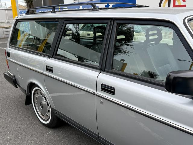 240ワゴン  DL 当店買取 左ハンドル 黒革 社外CDデッキ ETC ルーフラック ウッドパネル ホワイトリボンタイヤ シートヒーター ETC キーレス 保証付(17枚目)