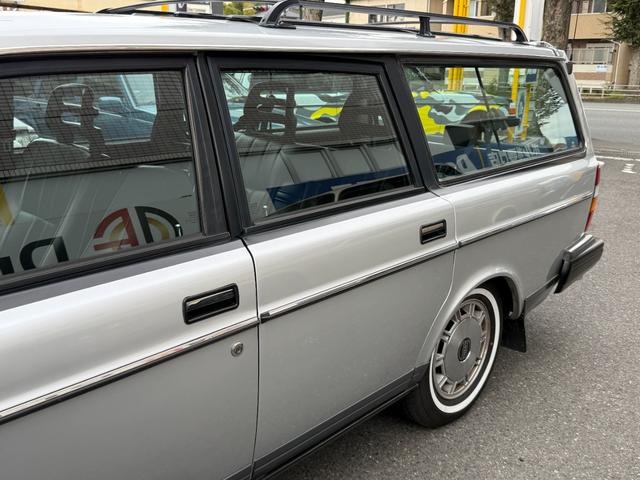 240ワゴン  DL 当店買取 左ハンドル 黒革 社外CDデッキ ETC ルーフラック ウッドパネル ホワイトリボンタイヤ シートヒーター ETC キーレス 保証付(18枚目)