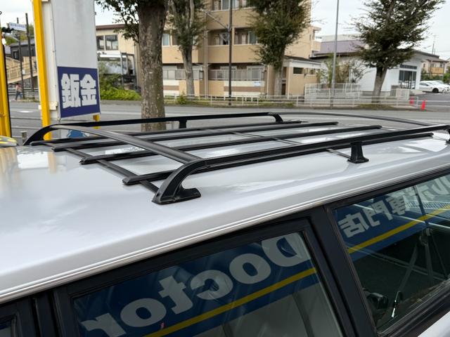 240ワゴン  DL 当店買取 左ハンドル 黒革 社外CDデッキ ETC ルーフラック ウッドパネル ホワイトリボンタイヤ シートヒーター ETC キーレス 保証付(20枚目)