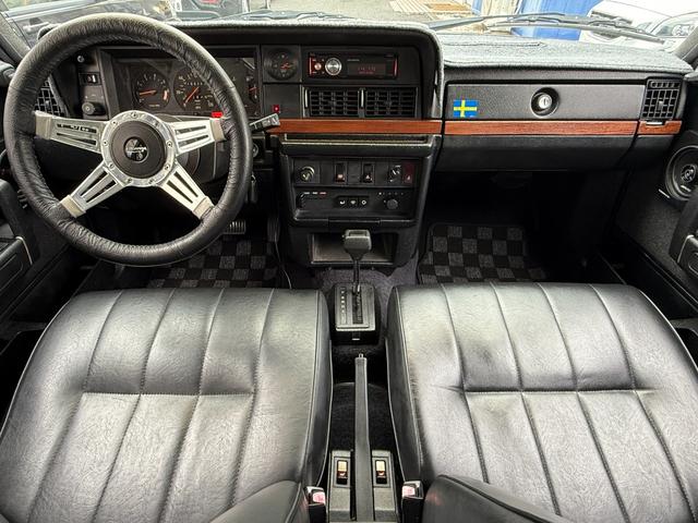 240ワゴン  DL 当店買取 左ハンドル 黒革 社外CDデッキ ETC ルーフラック ウッドパネル ホワイトリボンタイヤ シートヒーター ETC キーレス 保証付(22枚目)