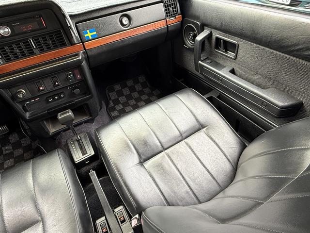 240ワゴン  DL 当店買取 左ハンドル 黒革 社外CDデッキ ETC ルーフラック ウッドパネル ホワイトリボンタイヤ シートヒーター ETC キーレス 保証付(24枚目)