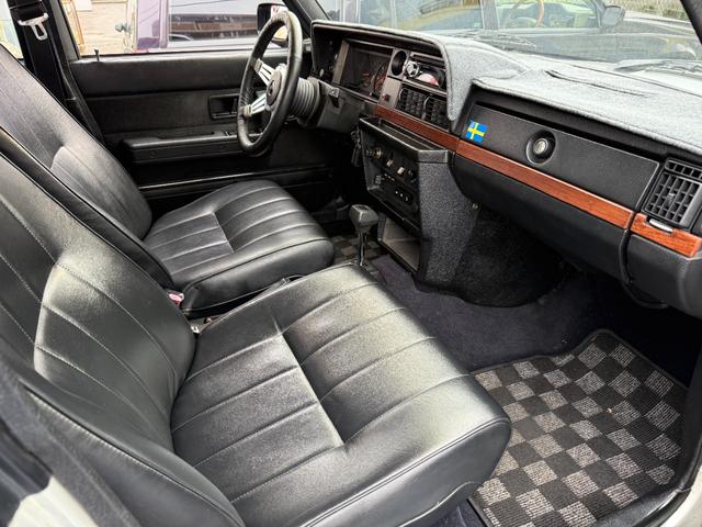 240ワゴン  DL 当店買取 左ハンドル 黒革 社外CDデッキ ETC ルーフラック ウッドパネル ホワイトリボンタイヤ シートヒーター ETC キーレス 保証付(27枚目)