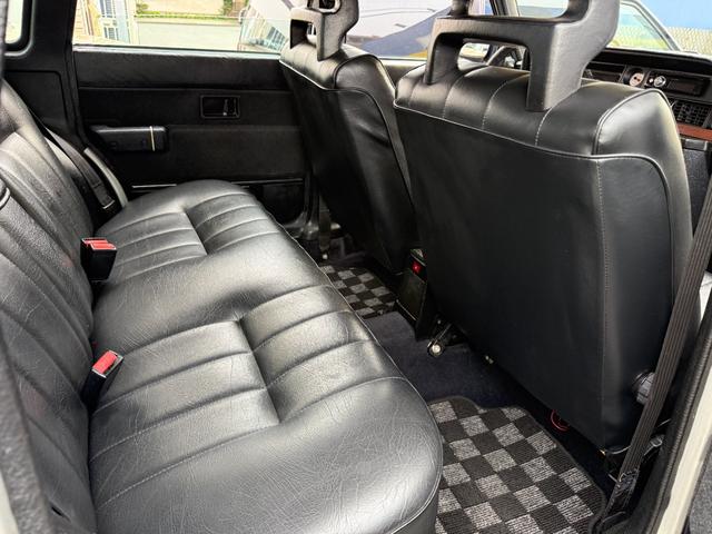 240ワゴン  DL 当店買取 左ハンドル 黒革 社外CDデッキ ETC ルーフラック ウッドパネル ホワイトリボンタイヤ シートヒーター ETC キーレス 保証付(30枚目)