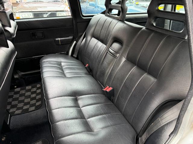 240ワゴン  DL 当店買取 左ハンドル 黒革 社外CDデッキ ETC ルーフラック ウッドパネル ホワイトリボンタイヤ シートヒーター ETC キーレス 保証付(33枚目)
